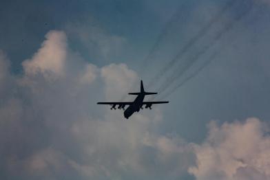 Flugzeug fliegt über Jakarta