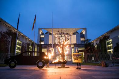 Autogipfel-Protest vor dem Bundeskanzleramt in Berlin