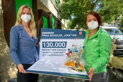 Signatures Handed Over against Packaging Waste in Berlin