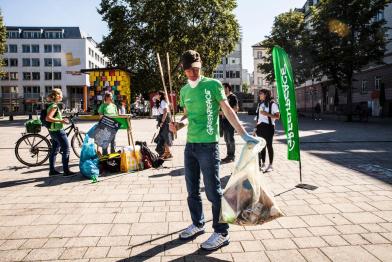 Anlässlich des "World Clean Up Day" sammeln Freiwillige von Greenpeace Verpackungsmüll in Parks und Innenstädten - hier Stuttgart - an Stränden und Flüssen.