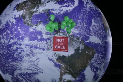 NOT FOR SALE” Banner auf riesiger Erdkugel auf der COP26 Klimaschutzkonferenz in Glasgow