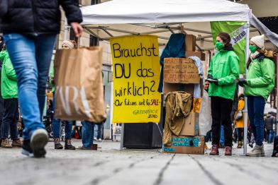 Greenpeace-Jugendliche bauen vor einem Kaufhaus in der Osnabrücker Innenstadt einen hohen Turm aus Verpackungskartons mit Textilien und anderen Konsumgütern auf, die online bestellbar sind. Das geltende Verpackungsgesetz reicht nicht aus, um vor allem die Flut an Einwegplastik zu bekämpfen. Die Jugendlichen fordern mit einer Unterschriftenliste Verbesserungen. 