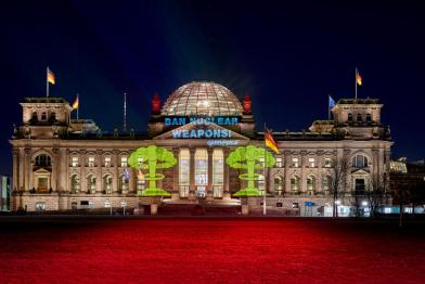 Projektion am Reichstag: Protest gegen deutsche Atombomben in Berlin