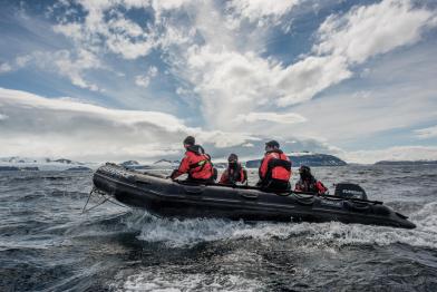 Schlauchboot von Greenpeace in der Antarktis