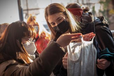 Kleidertauschparty in Köln:  Jede:r Besucher:in kann seine:ihre alten und ungewollten Kleidungsstücke mitbringen und sie mit anderen Leuten tauschen.