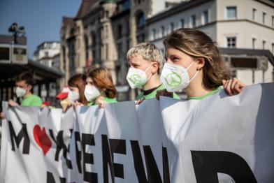 Der erste globale Klimastreik seit Beginn des Krieges. Mit PEACE-Buchstaben, wandelnden Luftballons und Bannern protestiert Greenpeace gemeinsam mit anderen Akteur:innen für Klimaschutz und Frieden. 