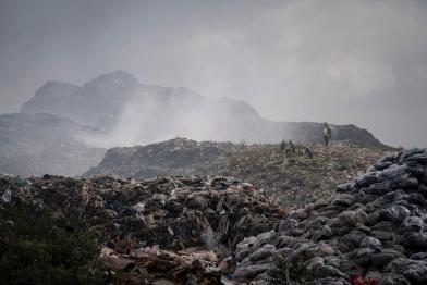 Fast-Fashion-Untersuchung in Kenia, Kleiderberge auf einer Müllhalde.