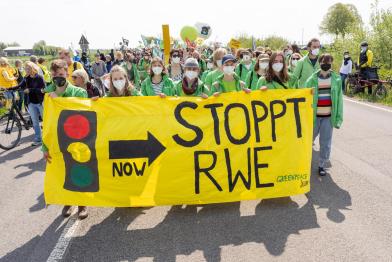 Greenpeace beteiligt sich an der Demo zur Rettung des letzten Dorfes am Tagebau Garzweiler. Auf dem Banner steht: "RWE stoppen"