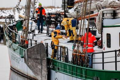 Aktivist:innen auf der Beluga II im Hafen von Nexø, Bornholm