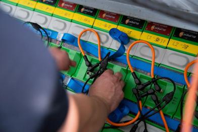 Beluga II: Die neuen Batterien werden in Handarbeit eingebaut. 