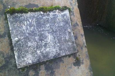 Probenahmestelle im Fluss bei La Hague