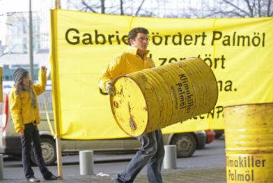 Sirenenaktion vor dem Bundesumweltministerium