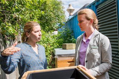 Imkerin Leena Ramcke (rechts) und Greenpeace-Landwirtschaftsexpertin Christiane Huxdorff