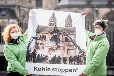 Greenpeace-Aktivist:innen vor Aachener Dom