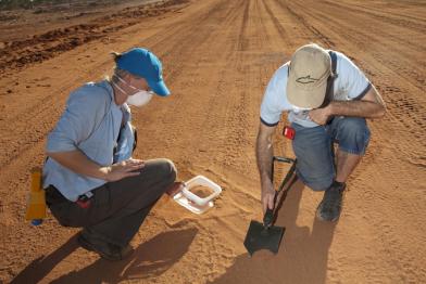 Strahlenmessung in den Straßen von Akokan, in der Nähe zweier Uran-Minen 11/07/2009
