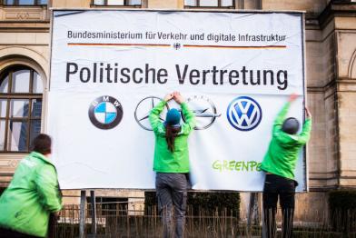 Aktivisten vor dem Verkehrsministerium 