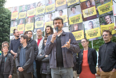 Protest vor der Gerichtsverhandlung im französischen Privas, wo 22 Greenpeace-Aktivisten angeklagt sind, weil sie auf Sicherheitsmängel am AKW Cruas-Meysse aufmerksam machten.