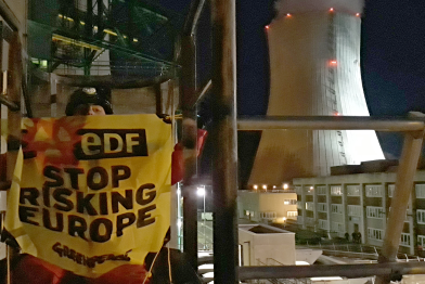 Greenpeace-Aktivisten protestieren am französischen AKW Curas-Meysse mit einem Banner "Stop Risking Europe".