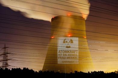 Projektion am AKW Emsland:"Atomkraft ist ein Irrweg, Frau Merkel" 08/26/2010