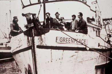 1971: Die Phyllis Cormack sticht von Vancouver/Kanada in See. Die ersten Greenpeace-Aktivisten wollen mit dem Kutter gegen US-Atombombentests auf Amchitka protestieren