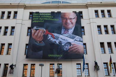 Greenpeace-Aktivisten protestieren mit einem Banner am Bundesumweltministerium in Berlin 05/15/2013
