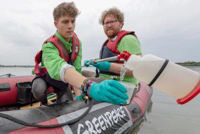 Greenpeace-Mitarbeiter nehmen Wasserproben im Altmühlsee bei Nürnberg, um diese auf Phosphor und Nitrat zu untersuchen.