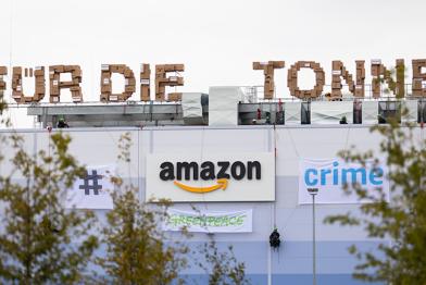 Kletterer an Amazon-Logistikzentrum