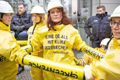 Greenpeace-Aktivisten vor Haus der Wirtschaft in Berlin
