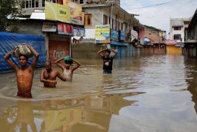 Indische Wanderarbeiter auf der Flucht, Srinagar/Provinz Kaschmir, 14.09.2014