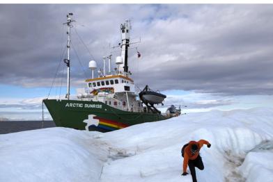 Das Greenpeace-Schiff Arctic Sunrise am Petermann-Gletscher 2009 