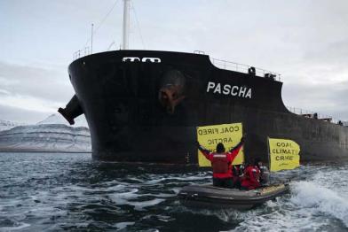 Protest gegen Kohleabbau in der Arktis vor dem Kohlefrachter Pascha. Oktober 2009