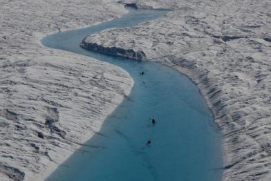 Greenpeace-Aktivisten und Wissenschafler auf einem Schmelzwasser-Fluss des arktischen Petermann-Gletschers, 2009
