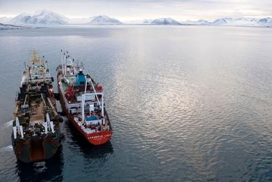 Zwei Trawler in der Arktis