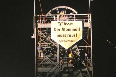 Aktion auf dem Förderturm des Atommüll-Lagers Asse II, November 2011