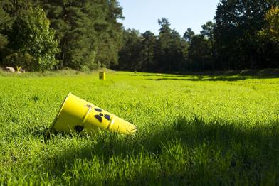Atommüllfässer auf einer Wiese