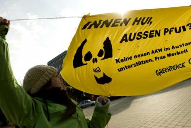 Greenpeace-Aktivisten informieren Passanten über die Atom-Außenpolitik der Bundesregierung, 