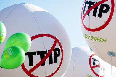 Große Ballons mit einem durchgestrichenem TTIP-Schriftzug