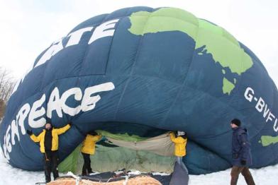 Aufforderung zur Teilnahme an Volksbegeheren gegen neue Braunkohletagebaue mit Heißluftballon. Januar 2009