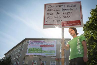 Eine Greenpeace-Aktivistin protestiert gegen den geplanten Tagebau Welzow-Süd II, 02.06.2014