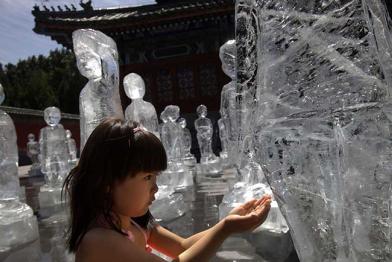 Eisskulpturen geschmolzenem Gletschereis in Peking, August 2009