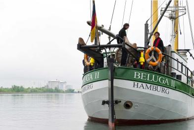 Das Greenpeace-Schiff Beluga passiert das alte französische AKW Fessenheim, 26. April 2014