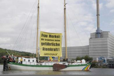Greenpeace protestiert mit der Beluga II vor dem Atomkraftwerk Krümmel in Geesthacht, Juni 2007