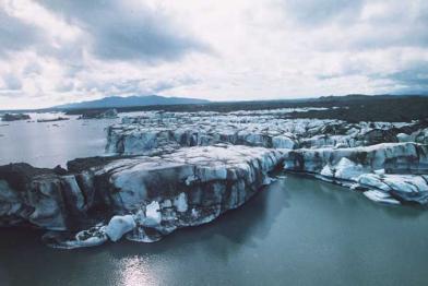 Brüche am Rand des Bering-Gletschers in der Arktis, Juli 1997