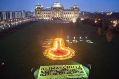 06.11.2016: Vor dem Berliner Reichstag haben Greenpeace-Aktivisten ein 35 Meter langes Thermometer ausgelegt - eine Botschaft an die Bundesregierung, nicht mit leeren Taschen zum Klimagipfel in Marrakesch zu fahren
