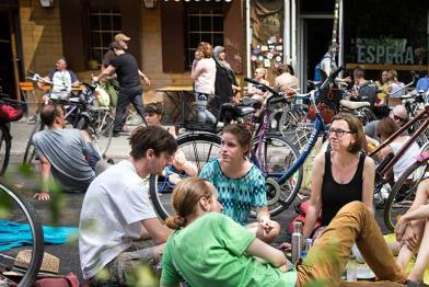Junge Menschen picknicken auf der Straße