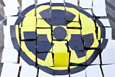 Ehrenamtliche stellen ein Atomzeichen dar. 7. Mai 2011 in Bielefeld.