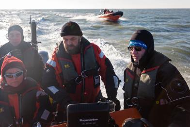 Greenpeace-Schlauchboot auf der Nordsee – Taucher suchen vor Borkum nach verlorenen Containern der MSC Zoe.