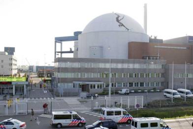 Greenpeace-Aktivisten malen einen Riss auf das niederländische Atomkraftwerk Borssele, Juni 2005