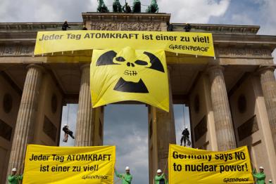 Greenpeace-Aktivisten protestieren für einen Atomausstieg bis 2015 05/29/2011