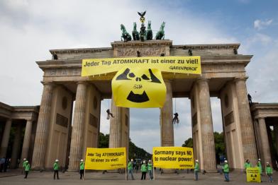 Protest am Brandenburger Tor: "Jeder Tag Atomkraft ist einer zu viel!" 05/29/2011